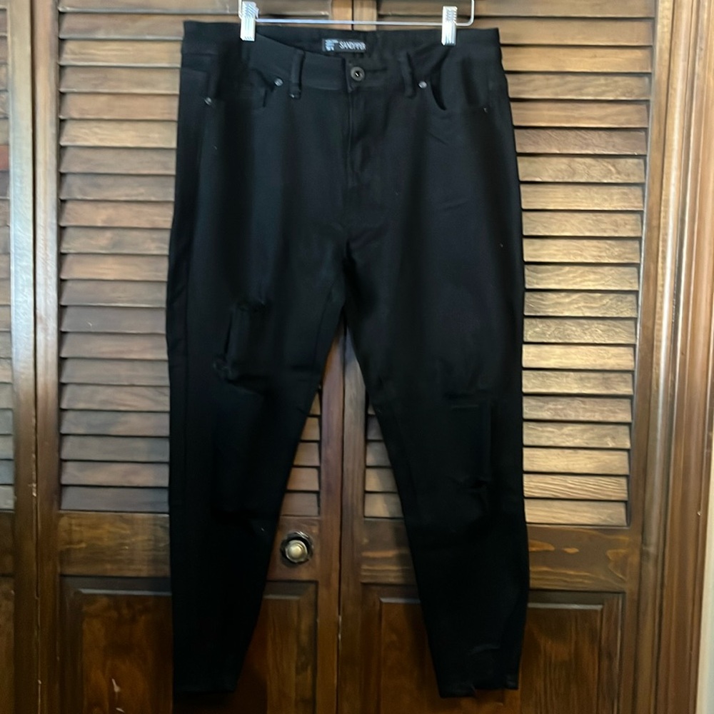 Women’s Sandpiper distressed jeans.